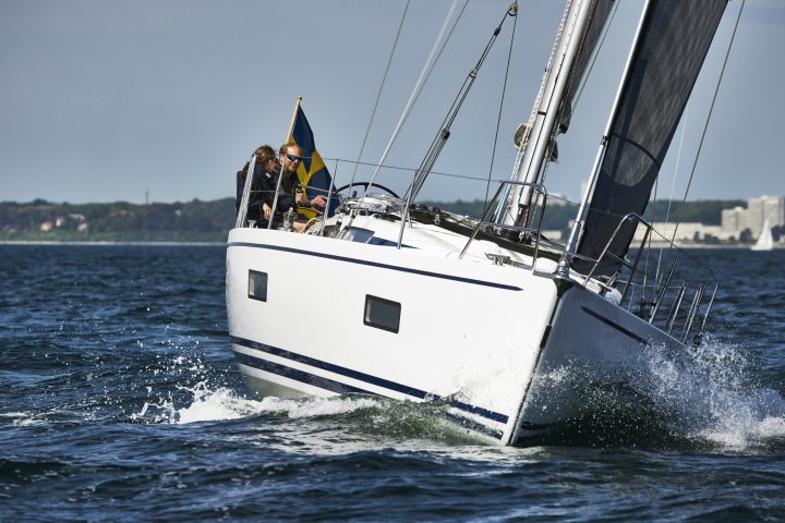 Linjett 39 vollbesegelt von vorne