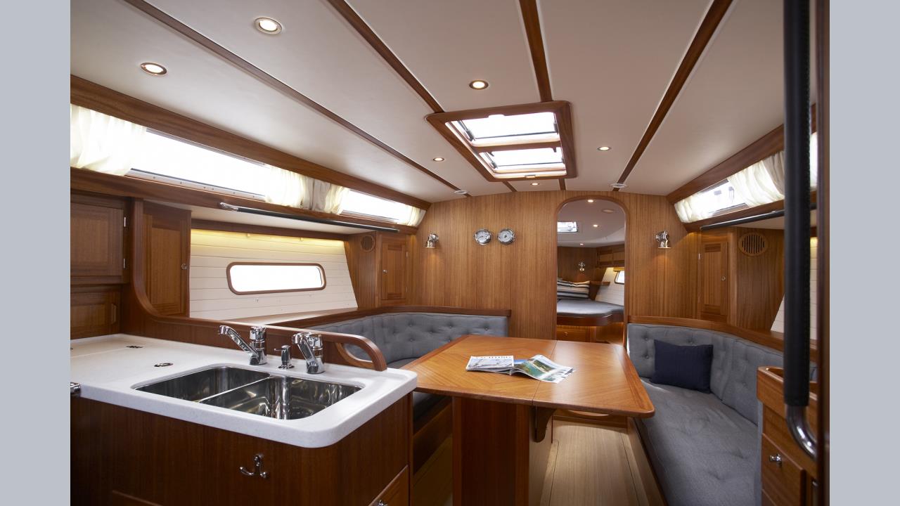 Linjett 43 Saloon Details